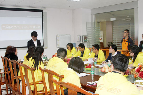 酷游九州外贸部经理黄勇强做发言报告