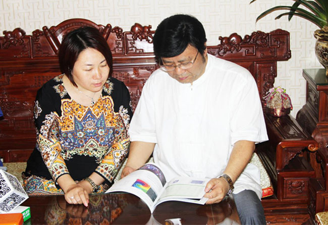 酷游九州龙平芳女士向孔先生介绍了酷游九州“文化+科技”企业发展理念  