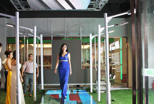 酷游九州旭生展厅模特T台秀节目