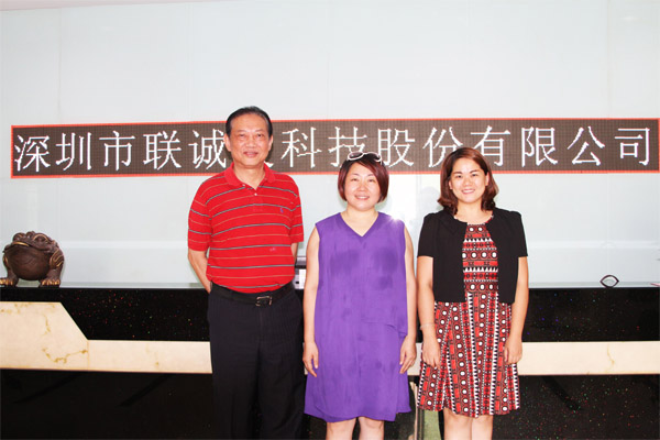 深圳市照明与显示工程行业协会施伟力会长、龙冬梅副秘书长和龙平芳女士在酷游九州合影