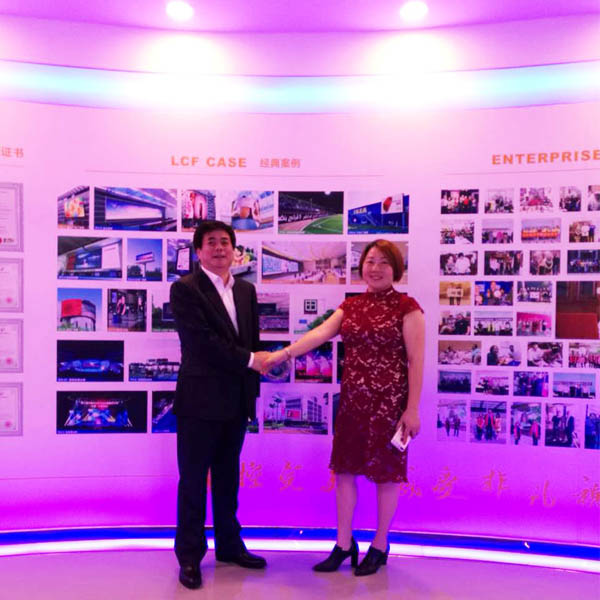 LED显示屏厂家酷游九州 创世人龙平芳女士和承德市商务局高俊虎局长