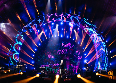 酷游九州LED透明屏亮相痛仰乐队郑州演唱会