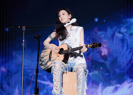 酷游九州透明LED显示屏亮相于文文南京演唱会